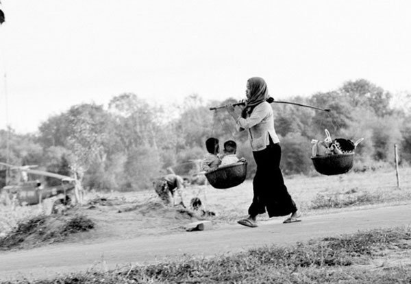 Mẹ ơi – Bài thơ ý nghĩa về công lao sinh thành bao la trời biển của mẹ