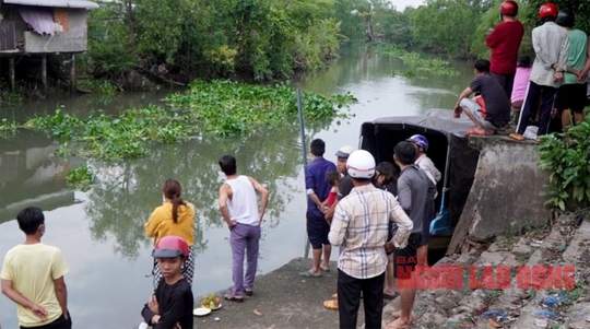 Vụ 3 chị em đuối nước ở Đồng Tháp: Mẹ đau đớn tìm vớt TT 3 con nhỏ