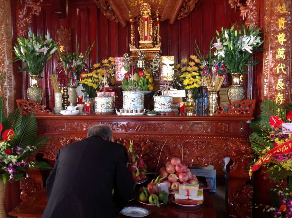 Nước cúng trên bàn thờ nên dùng nước đun sôi hay nước lã? Nhiều người chưa nắm rõ