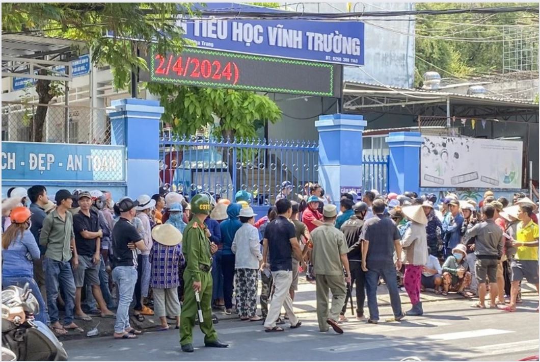 Hàng loạt học sinh tiểu học và THCS ở Nha Trang nhập viện