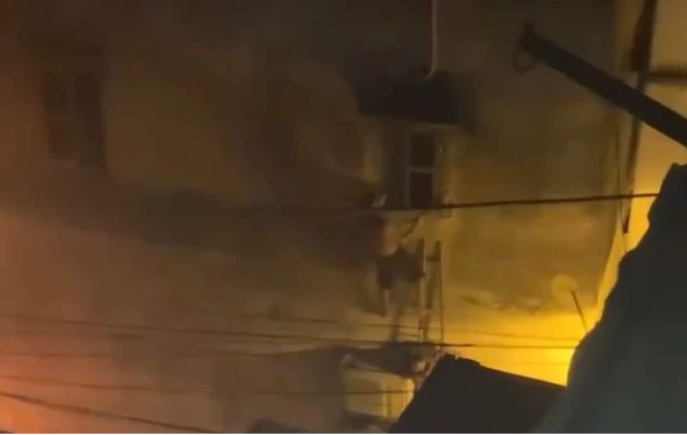 Clip ghi cảnh ‘người hùng’ phá tường cứu 3 người trong vụ cháy 14 người tử vong ở Hà Nội