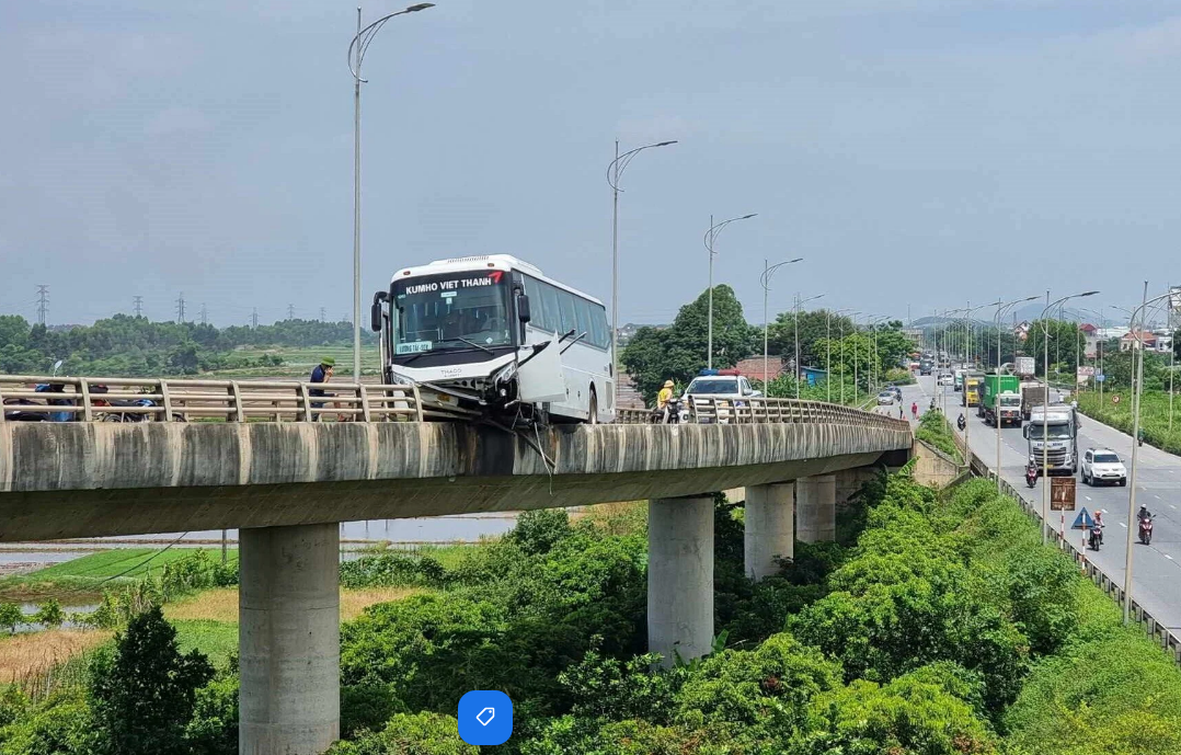 Bắc Ninh: Ô tô 45 chỗ tông gãy lan can, treo lơ lửng trên cầu Bình Than: Nhiều người nháo nhào tìm đường thoát thân