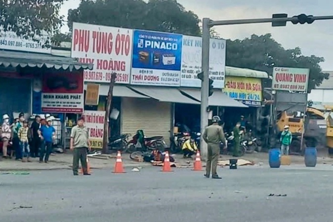 Thương tâm: Xe ôm công nghệ va chạm với xe tải, 2 mẹ con ngã ra khỏi xe tử vong tại chỗ