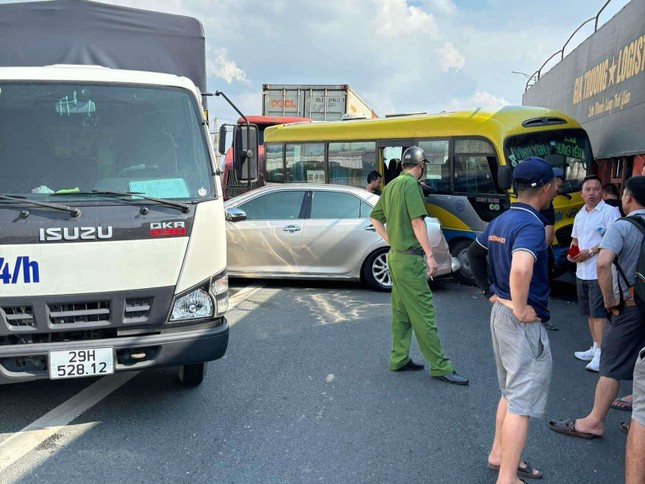 Hà Nội: 5 ô tô tai nạn liên hoàn ở đường dẫn lên cầu Thăng Long