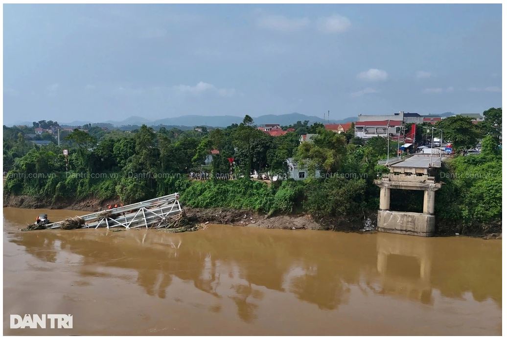 Tìm thấy thi thể nạn nhân thứ 4 vụ sập cầu Phong Châu