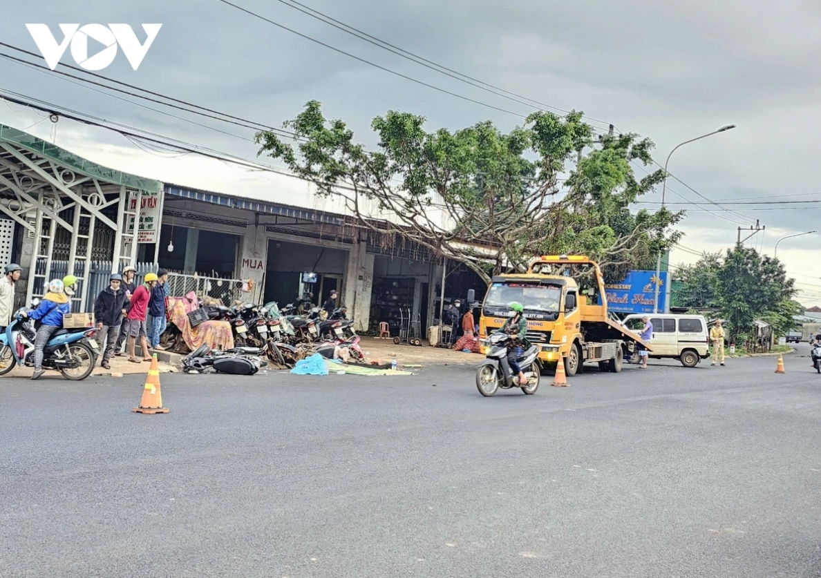 Tai nạn thương tâm: Xe máy chở hai học sinh va chạm với ô tô, một em tử vong tại chỗ