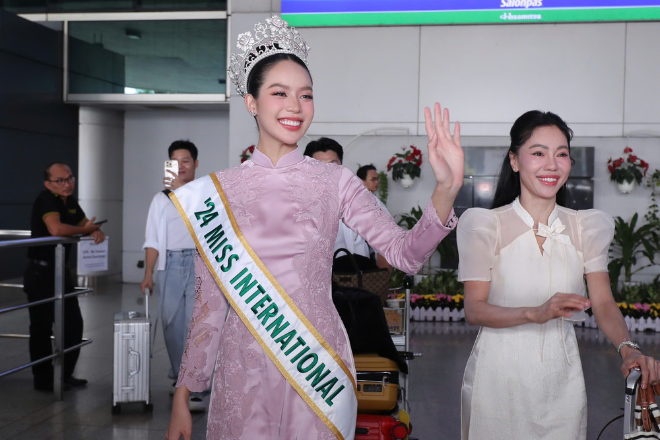 Hoa hậu Thanh Thủy về nước: Nhan sắc đỉnh cao dù ảnh chụp vội, ghi điểm cực lớn nhờ 1 chi tiết 