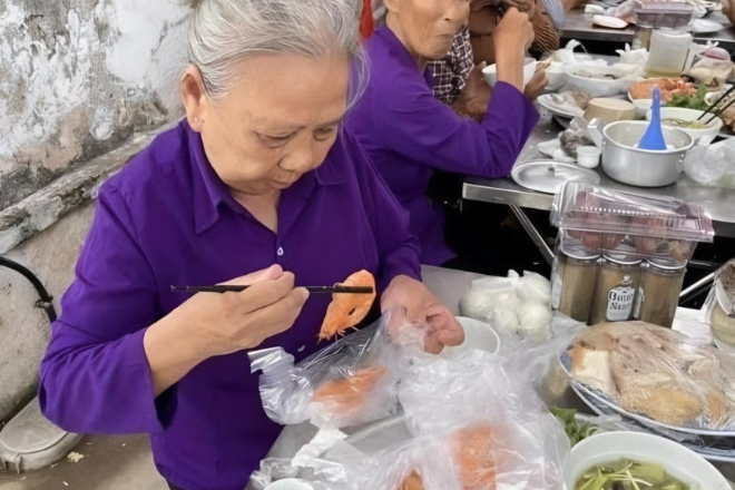 Phát ngại vì mẹ chồng đi ăn cỗ nhà hàng mà gói phần vào túi nilon, ngày tiễn bà về quê, nhìn chiếc làn rách mà tôi bật khóc