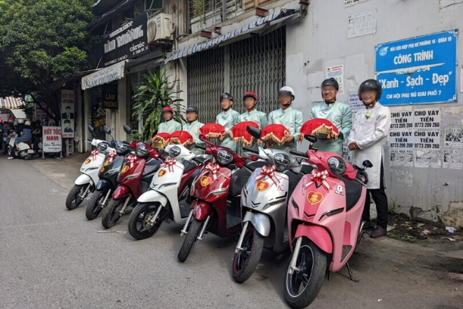 Lấy chồng cách 20km, cả đoàn nhà trai đi xe máy đón dâu, em xấu hổ không cưới xin gì nữa