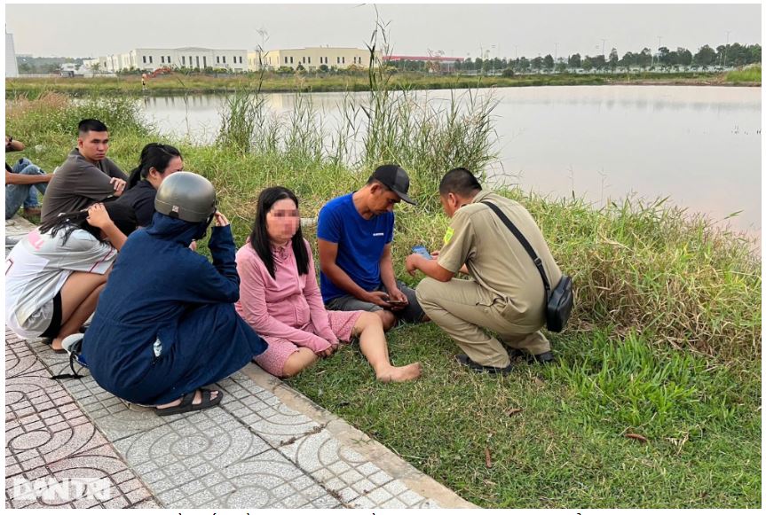 Nam sinh lớp 9 tử vong dưới hồ nước ở TP.HCM: Mẹ ngồi thất thần trước thi thể của con trai