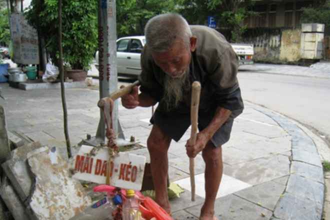 Bố già bán hết ruộng để cho con trai khởi nghiệp trên thành phố. Để rồi ông nhận được 1 chiếc phong bì, mở ra suýt ngất khi thấy thứ bên trong