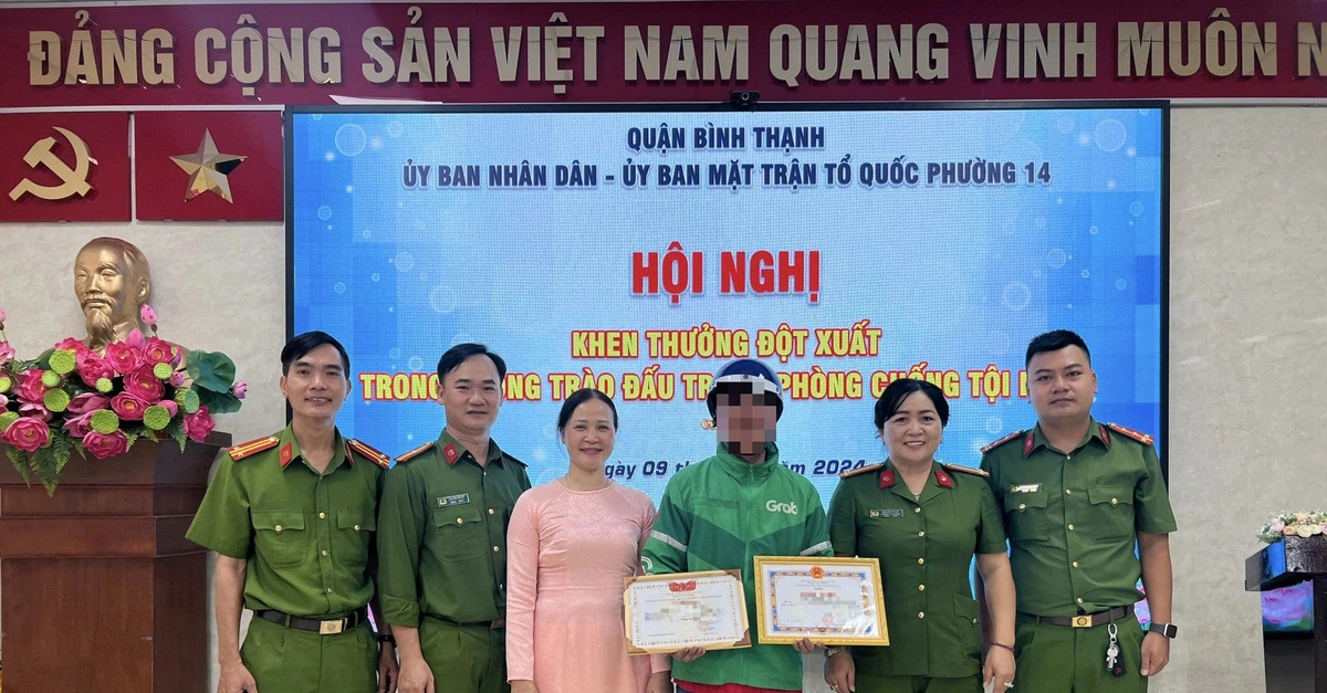 Nghi ngờ gói hàng chứa ma túy, 2 shipper mang đến công an trình báo