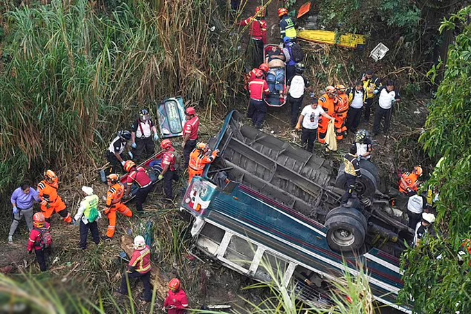 Thương tâm: 50 th i th ể nằm la liệt dưới mương sau khi xe buýt rơi