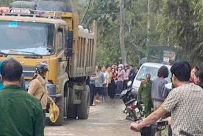 Thương tâm: Ngã văng vào gầm xe tải do đường trơn trượt, cô giáo tử vong tại chỗ