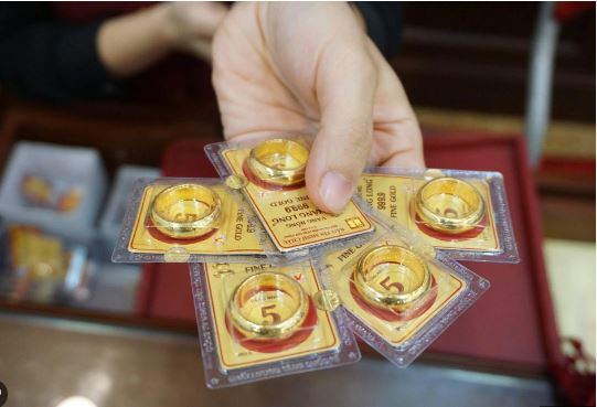 Giá vàng ngay lúc này: Ngỡ ngàng, lập đỉnh mới