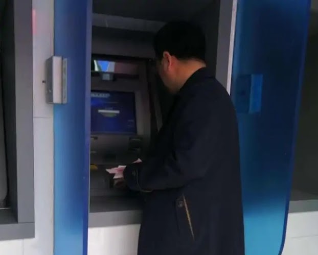 Con đi nước ngoài, suốt 7 năm gửi về nhà 1,7 tỷ nhưng mẹ khẳng định ‘không nhận được tiền’