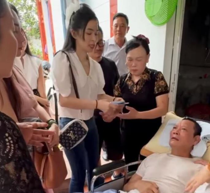 Diễn viên Thái Hòa bị đ: ột qu: ỵ