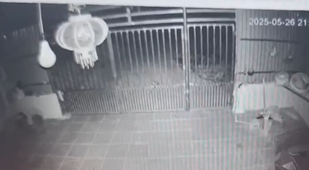 Camera nhà dân ghi lại khoảnh khắc người đi xe máy lao xuống ‘hố t: ử thần’ sâu 10m