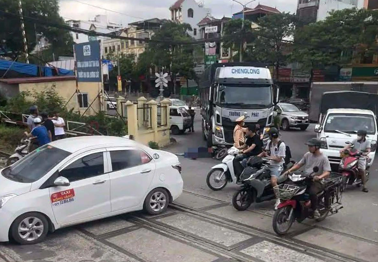 Nữ sinh viên năm cuối đại học tuvong thương tâm dưới bánh xe tải