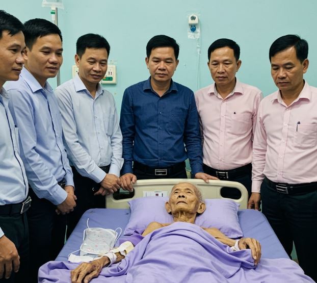 Người cha già sống đơn độc trong ngôi nhà lá siêu vẹo, 5 người con trai trưởng thành giàu có nhưng không đoái hoài…