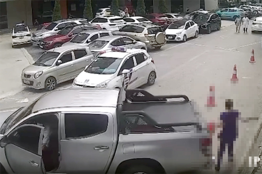 Ô tô bất ngờ lùi cán qua người phụ nữ đi bộ trong bệnh viện ở Hà Nội