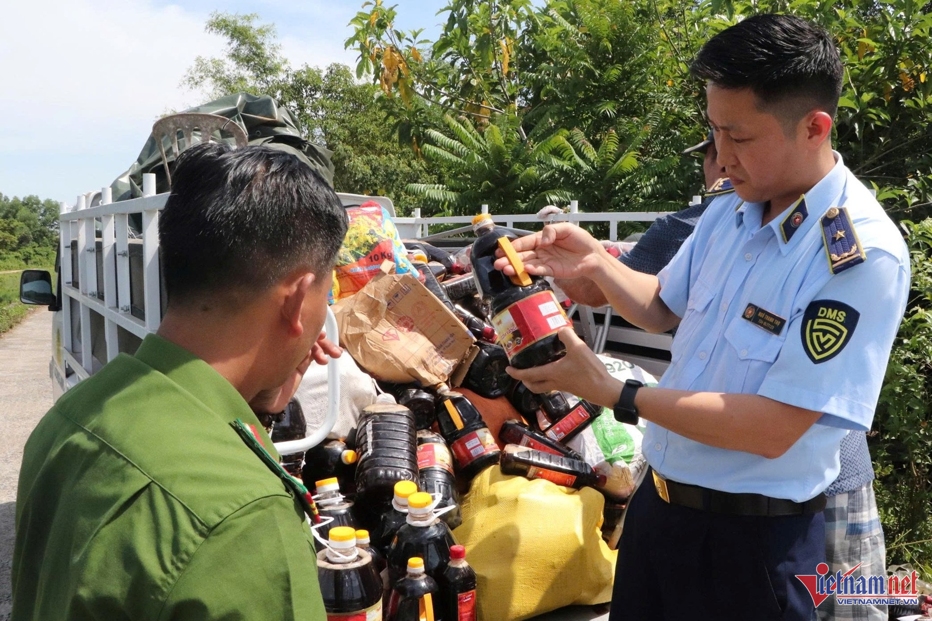 Công an xác minh nguồn gốc nghìn chai nước mắm bị vứt trong bụi rậm