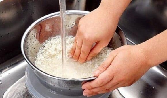 Nấu cơm bằng nước lạnh hay nước nóng tốt hơn? 90% người Việt đang làm sai cách