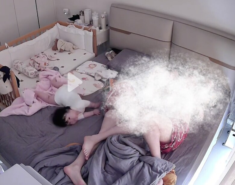 Cặp bố mẹ ô:m nh:au ngủ say không hay biết gì, con gái 5 tháng tuổi suýt nguy kịch