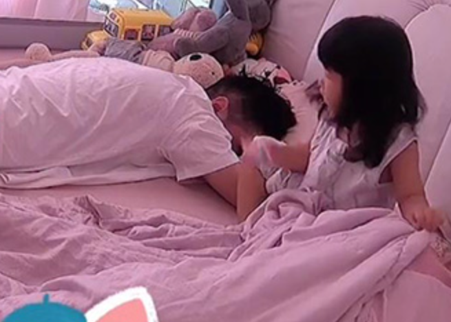 Con ngây thơ hỏi: “Sao bố lại nằm đè lên mẹ?”, mẹ ngượng chín mặt, câu trả lời của bố rất đáng học hỏi