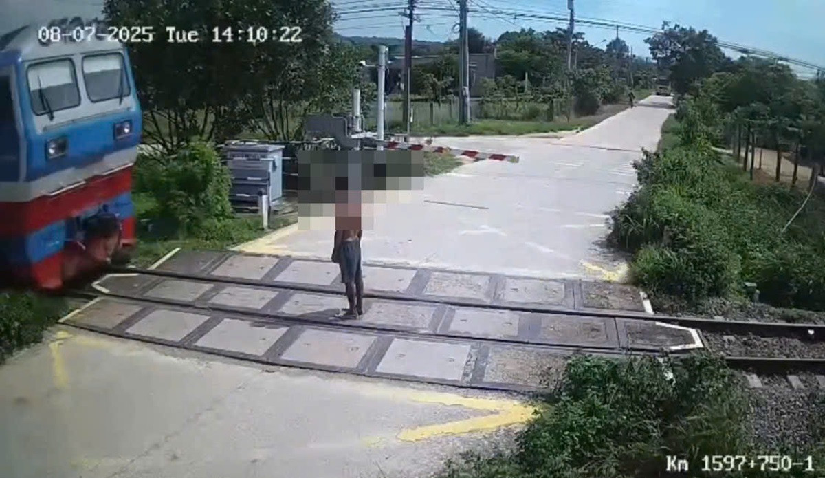 Ra giữa đường ray khi gác chắn đã hạ, người đàn ông bị tàu tông t//ử v//ong tại chỗ