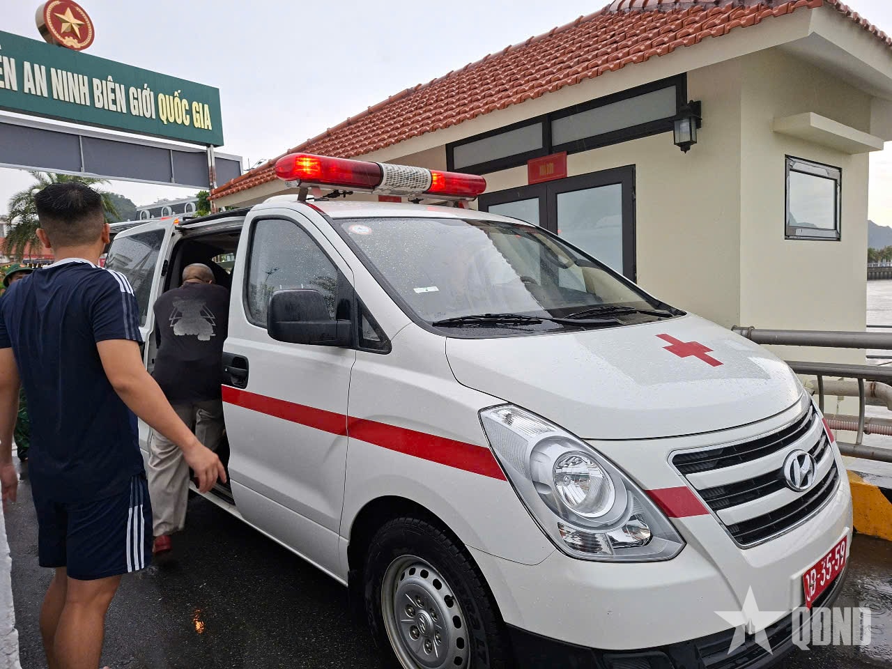 Lật tàu chở khách trên Vịnh Hạ Long