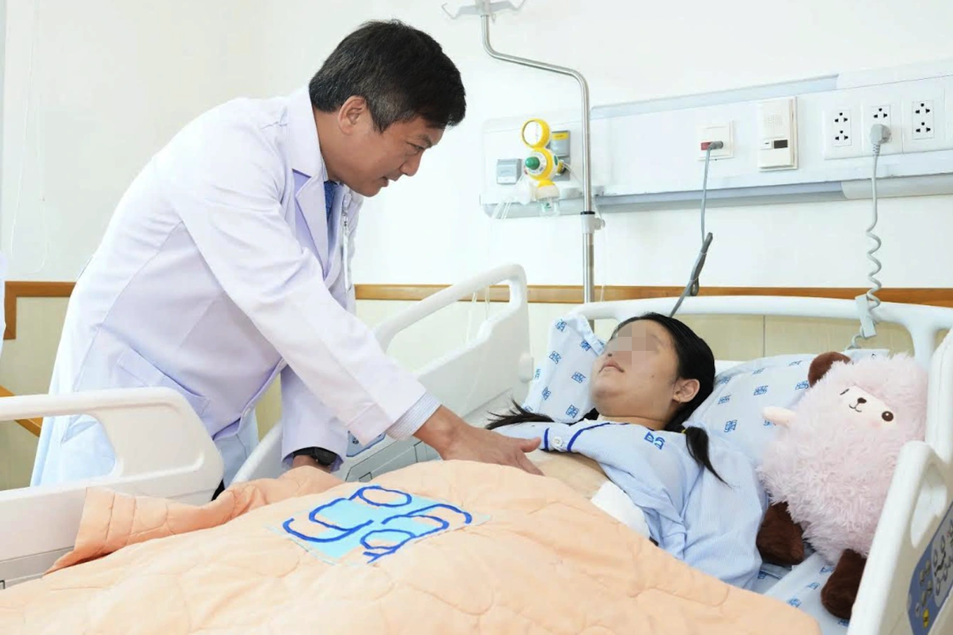 Cô gái 18 tuổi bất ngờ phát hiện un/g th/ư dạ dày di căn xa sau 4 triệu chứng