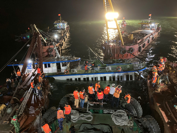 Vụ lật tàu ở Hạ Long: Trục vớt tàu tìm thấy thêm thithe, 37 người tuvong, 5 người m:ất t:ích