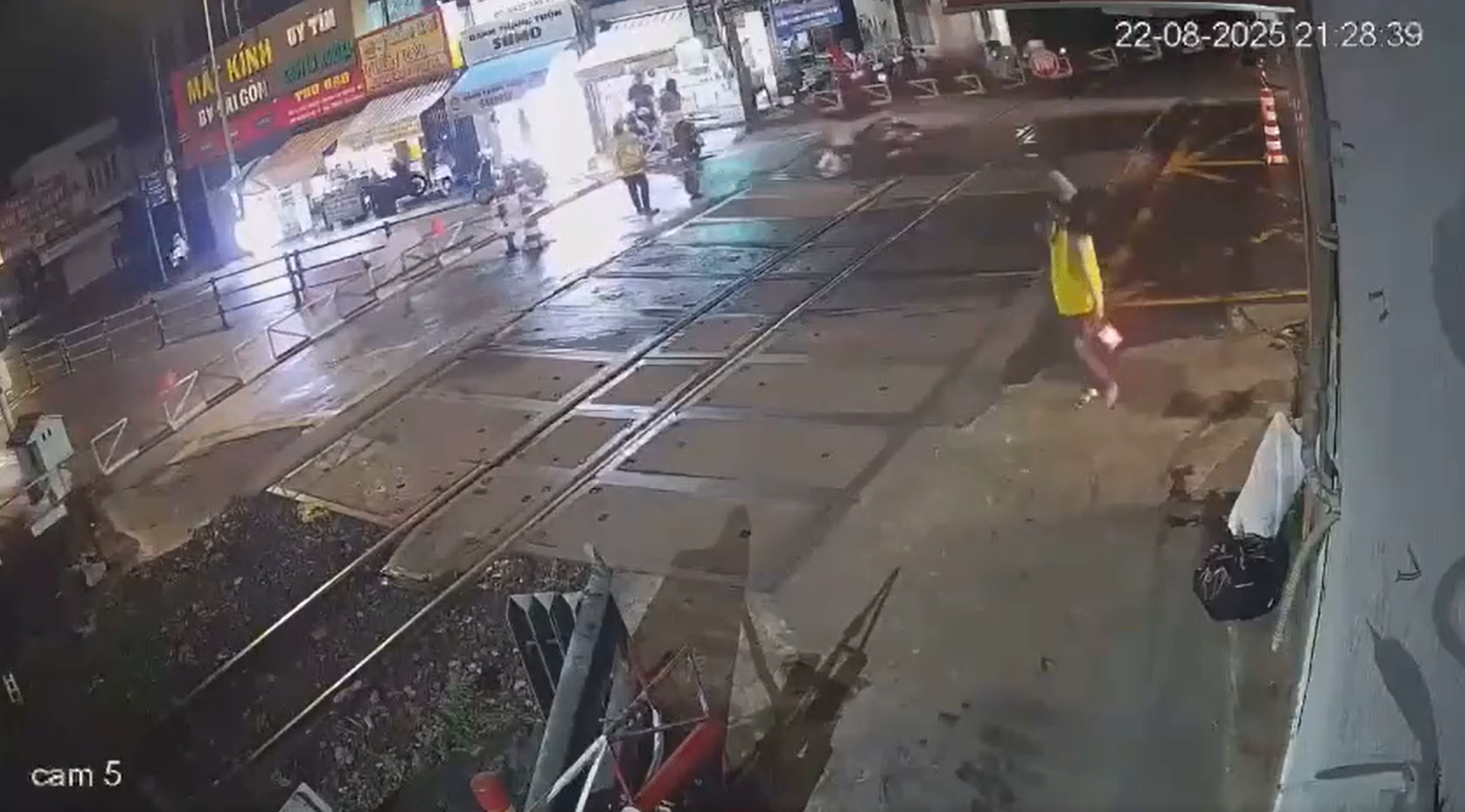 Clip: Thót tim khoảnh khắc người đàn ông vượt rào chắn, ngã nhào trước mũi tàu đang lao tới