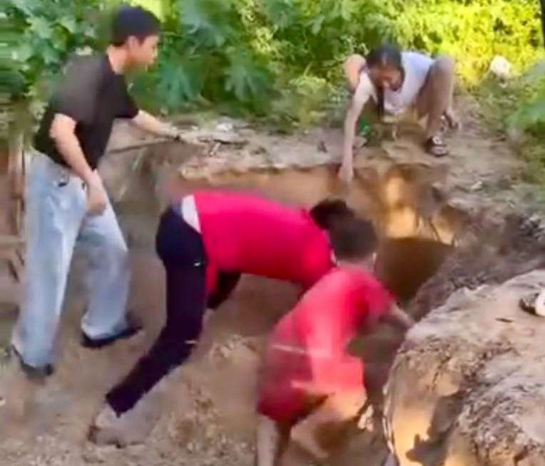 VIDEO: Tài xế taxi và du khách cứu bé trai bị cát đè khi chơi ở Côn Đảo