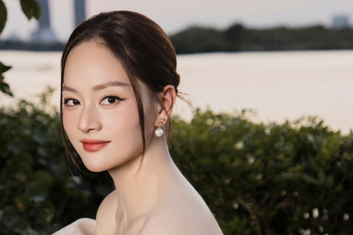 Trong lúc chờ ly hôn chồng Tây, Lan Phương đưa 2 con vào TP.HCM làm một việc ý nghĩa