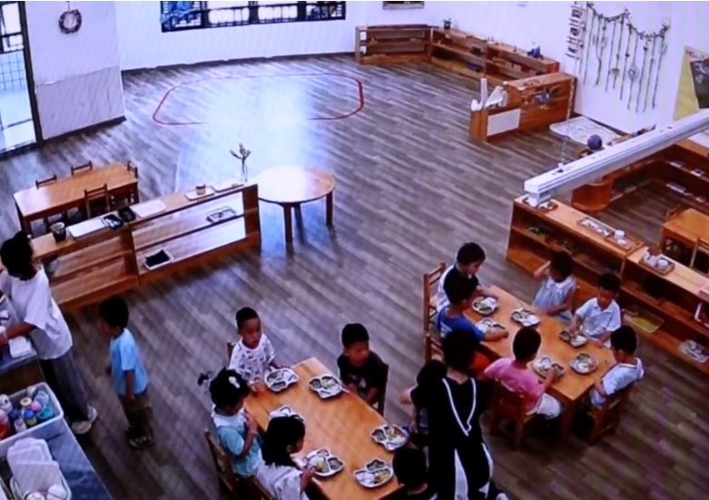Một bé gái bị bỏ quên trong giờ ăn trưa ở trường mầm non và sự thật phía sau
