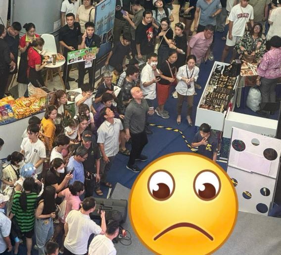 NÓNG: Người đàn ông nghi rơi từ tầng 4 trung tâm thương mại Aeon Mall Long Biên