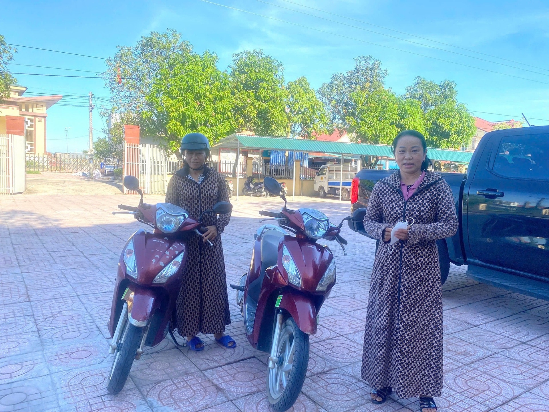 Trùng hợp khó tin: Hai phụ nữ cùng tuổi dắt nhầm xe máy giống hệt nhau