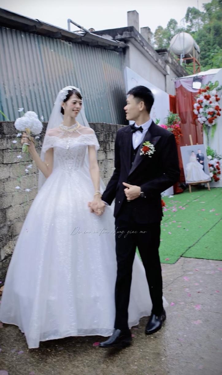 Danh tính cô dâu cao 1m85 lấy chồng cao 1m80 ở Tuyên Quang: Dòng họ có người cao hơn, khách mời hoá “tí hon”