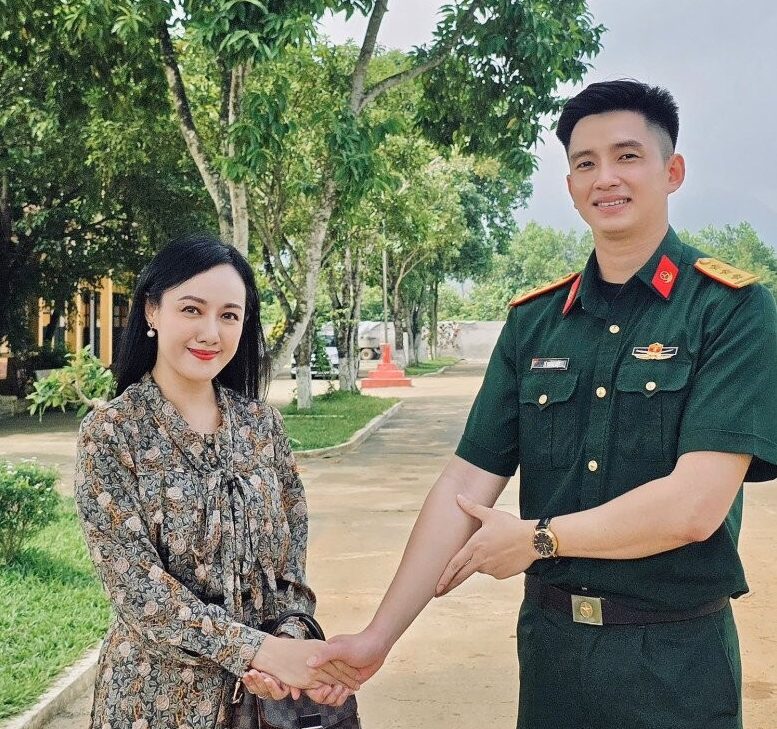 BTV Hoài Anh “bùng nổ nhan sắc” khi đứng cùng Thượng úy Lê Hoàng Hiệp