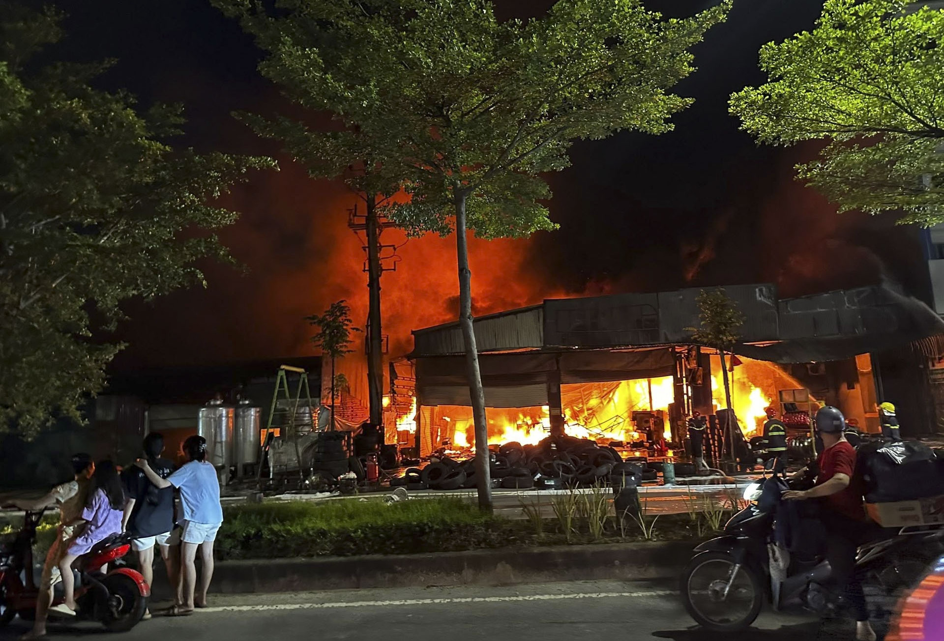 Cháy xưởng lốp ô tô ở Bắc Ninh, cảnh sát nỗ lực dập lửa suốt nhiều giờ