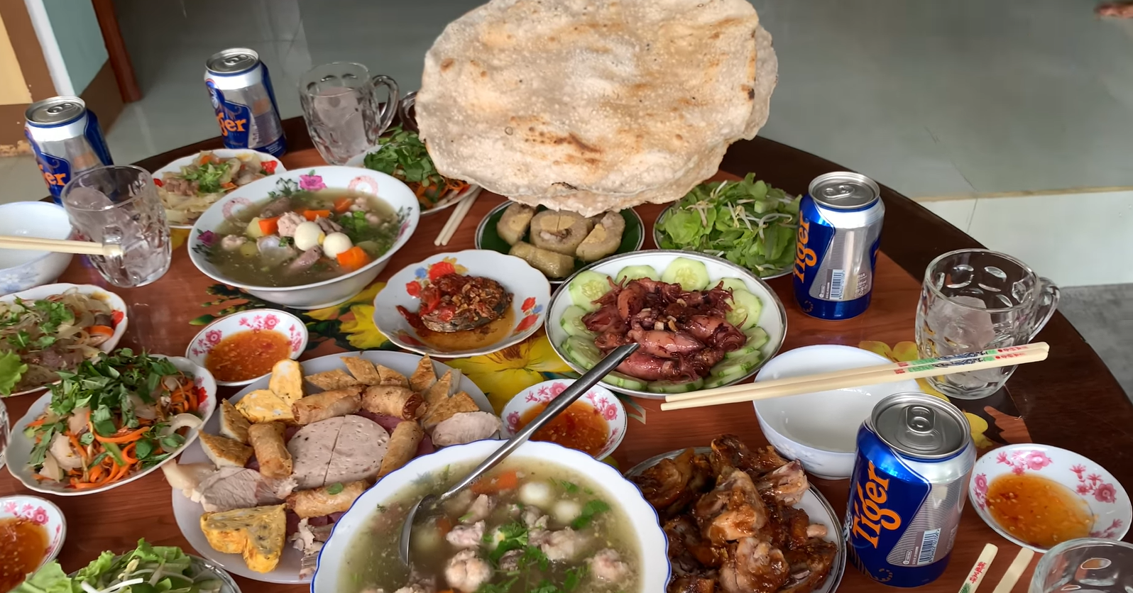 Nàng dâu Hà Nội dự đám giỗ ở miền Trung, thích mê 1 món đặc sản trên mâm cỗ