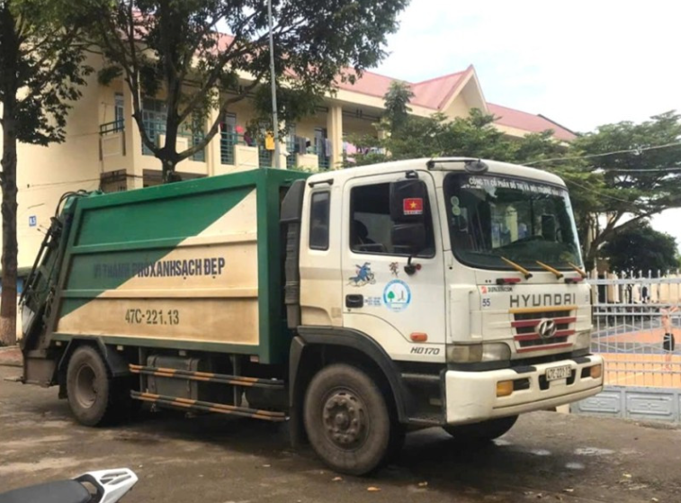 Nam sinh bị xe chở rác c: án tuvong trong trường, người mẹ yêu cầu làm rõ