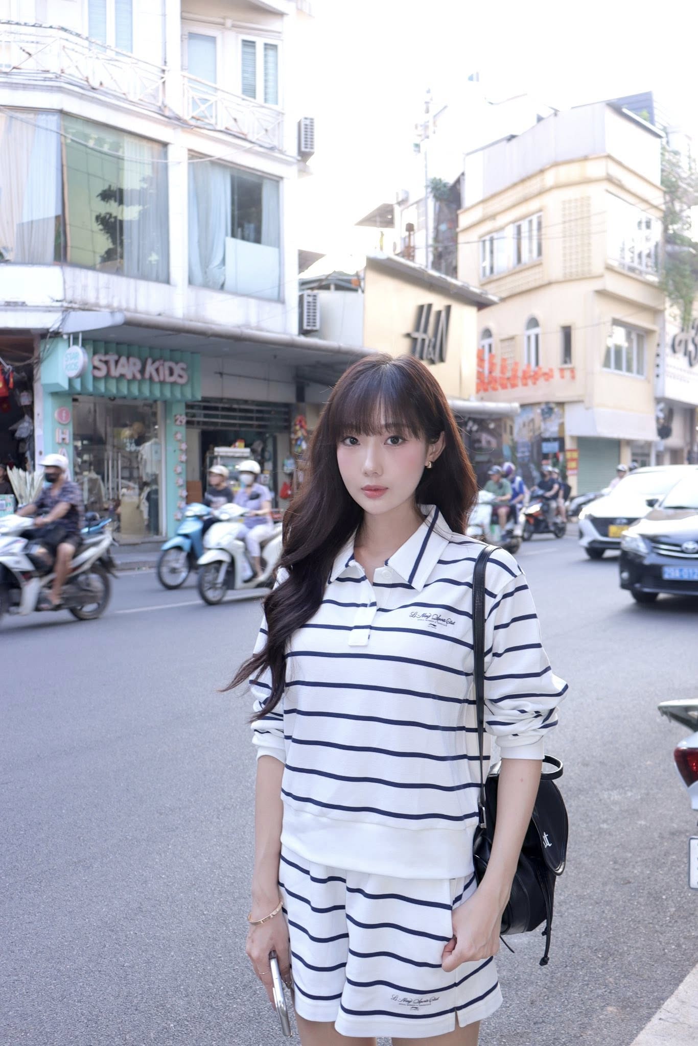 Cô gái bị người lạ tấn công, nhổ nước bọt ở hồ Gươm, còn bị nói: “Vì xinh nên mới bị thế”