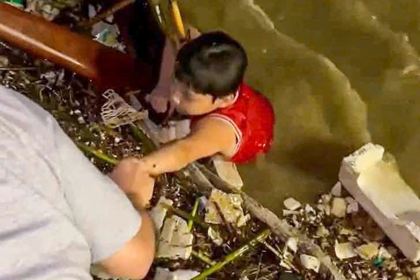 Vụ cháu bé trôi dạt sông Hàn: Mẹ vỡ oà lần ra manh mối nhờ video trên mạng