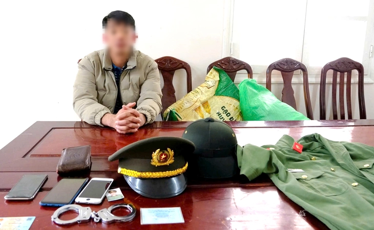 Nam thanh niên dùng trang phục công an, còng số 8 đi dạo phố… cho oai