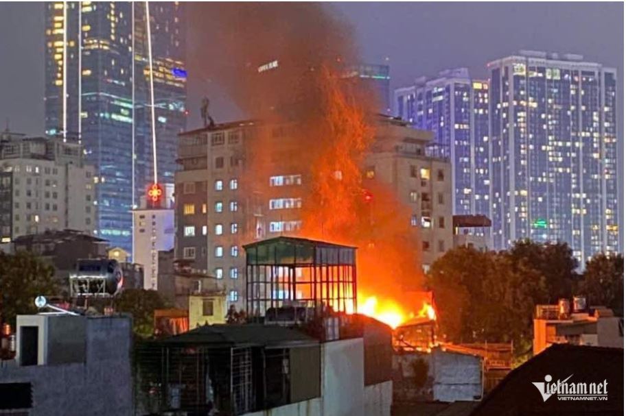 Đang cháy lớn ở Đê La Thành, Hà Nội