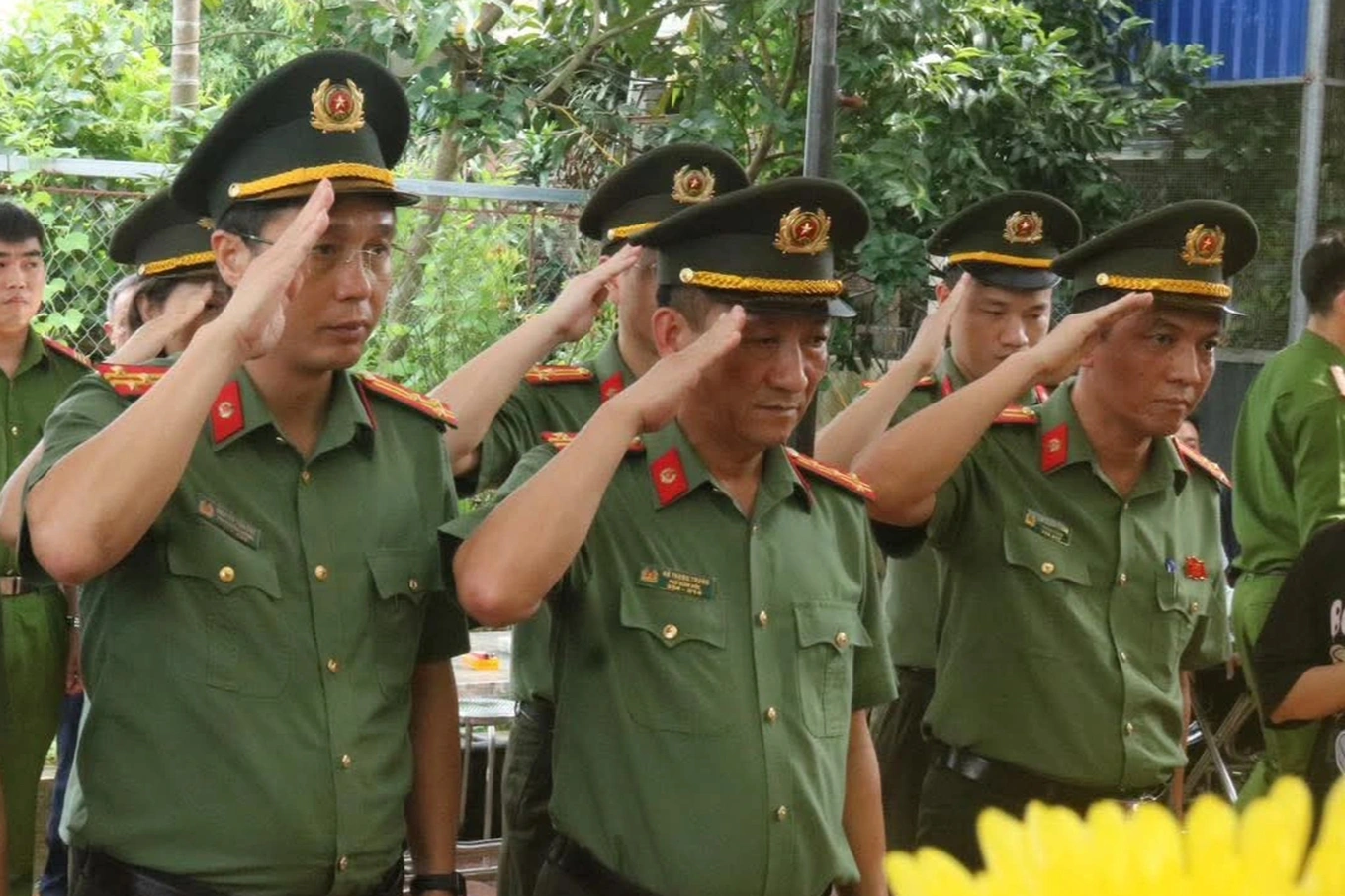 Tổ trưởng tổ bảo vệ tuvong khi cứu 3 cháu bé bị lũ cuốn trôi