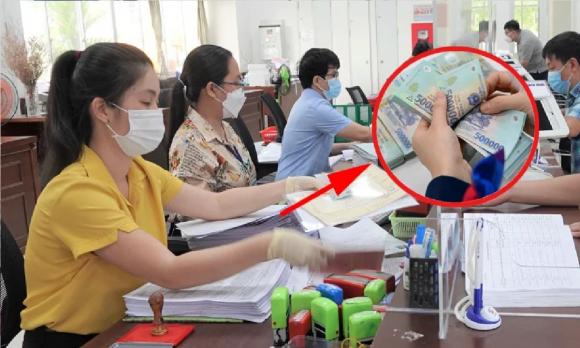 Theo quy định, cán bộ, công chức và viên chức được hưởng 12 tháng 800.000 đồng trong trường hợp nào?